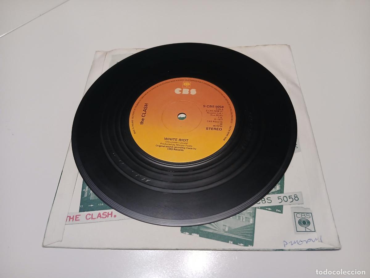 Discos de vinilo: The Clash &lrm;&ndash; White Riot- (1977) single 7&rdquo; - Foto 4