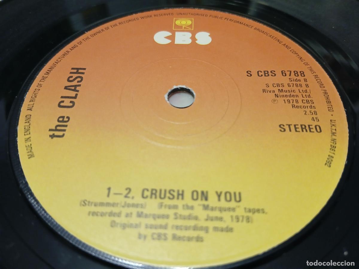 Discos de vinilo: The Clash &ndash; Tommy Gun- (1978) single 7&rdquo; - Foto 2