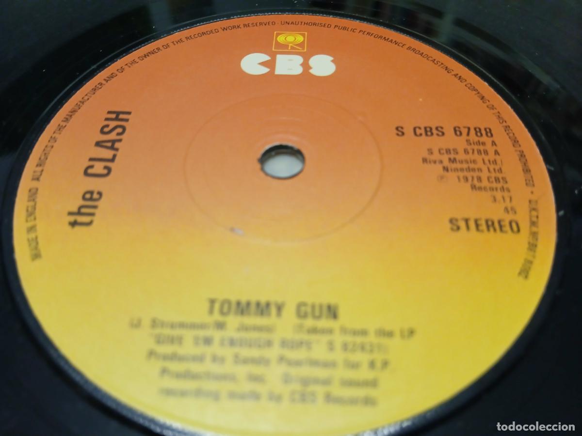 Discos de vinilo: The Clash &ndash; Tommy Gun- (1978) single 7&rdquo; - Foto 3