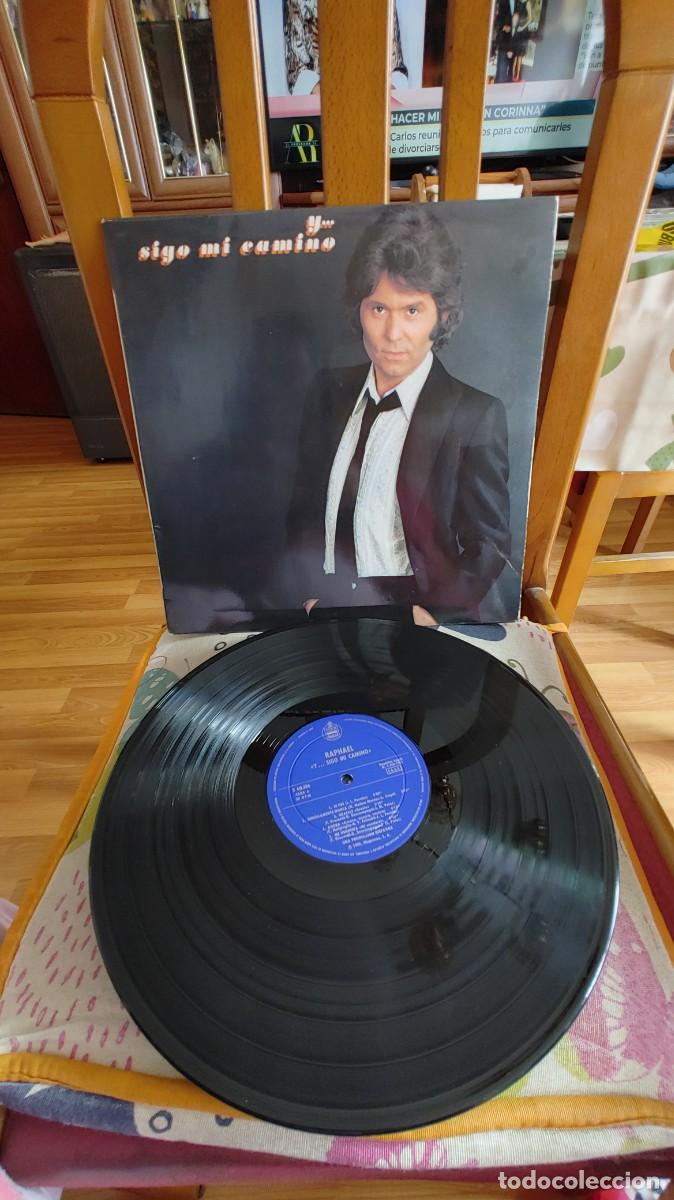 Discos de vinilo: RAPHAEL-LP Y...SIGO MI CAMINO-BUEN ESTADO - Foto 1