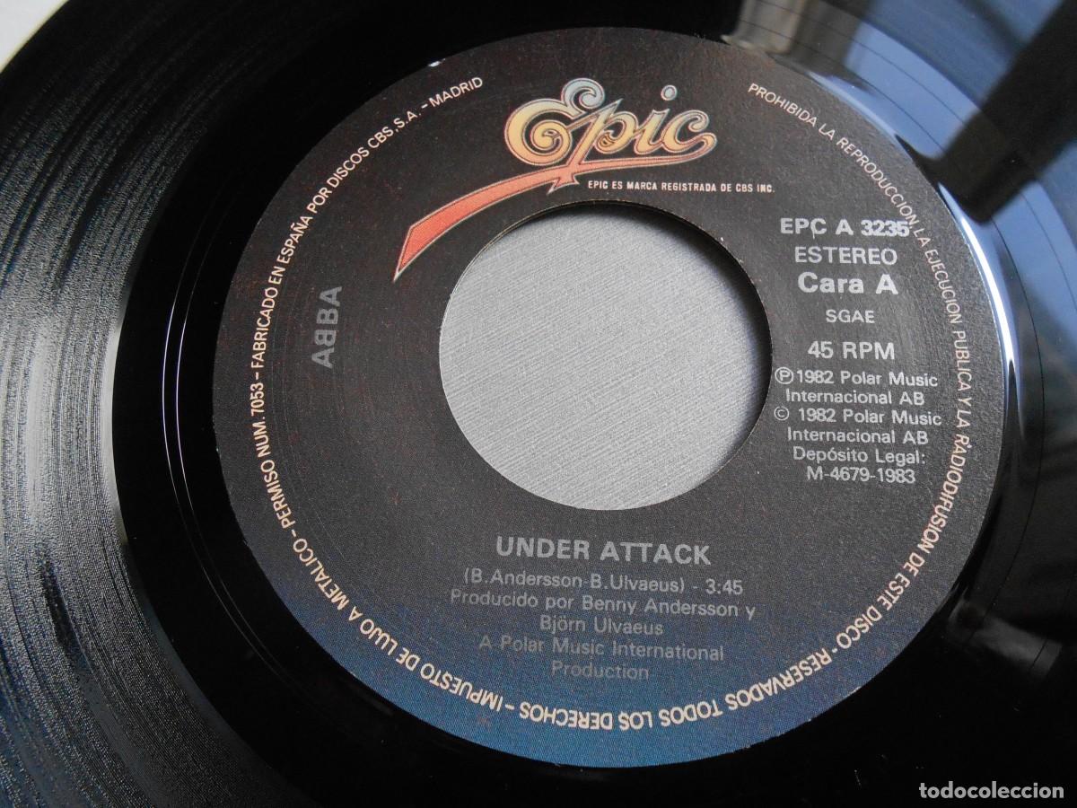 Discos de vinilo: ABBA, SG, UNDER ATTACK + 1, A&Ntilde;O 1983, EPIC EPC A 3235 - Foto 3