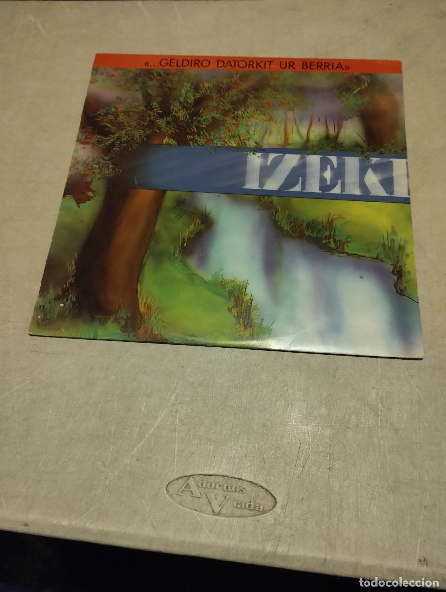 Discos de vinilo: IZEKI LP GELDIRO DATORKIT UR BERRIA INSERT LETRAS - Foto 1