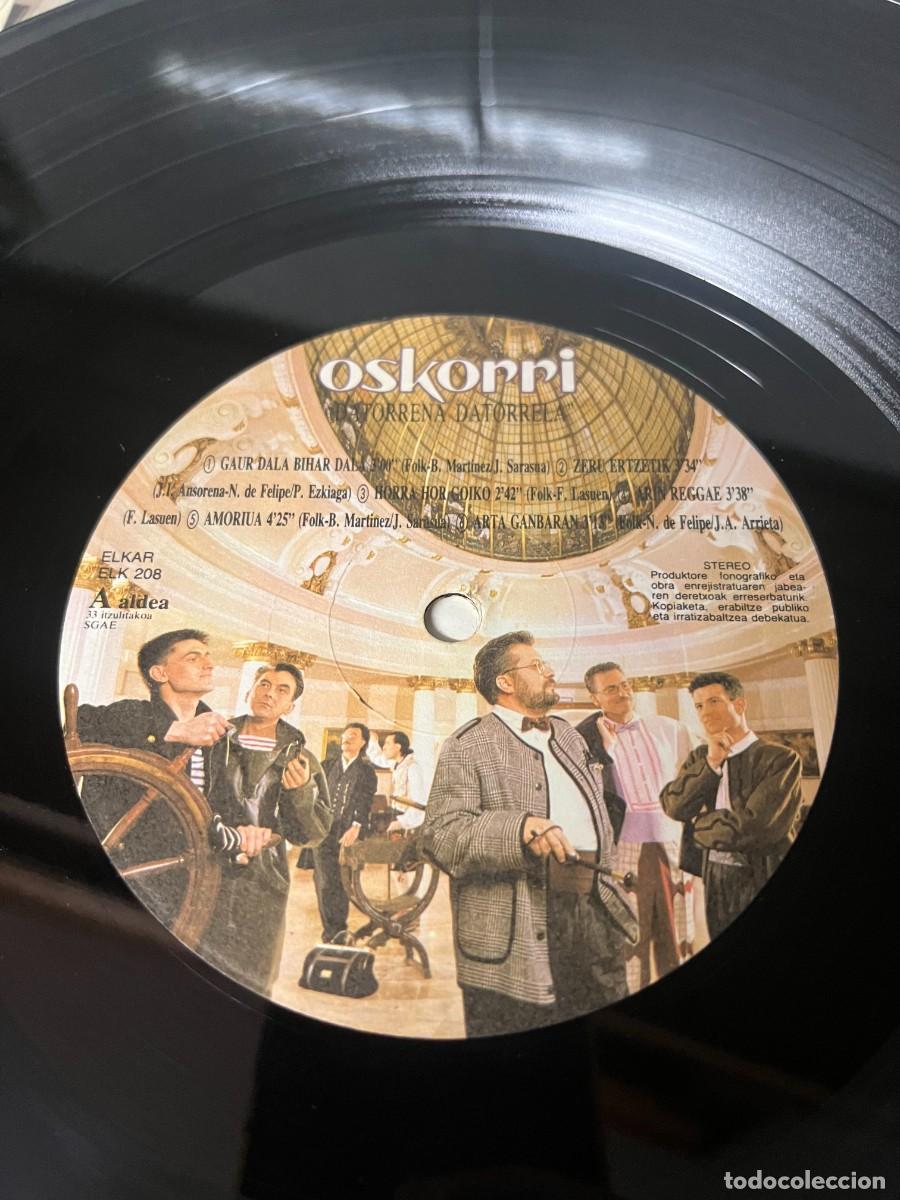 Discos de vinilo: Oskorri Datorrena Datorrela - Foto 4