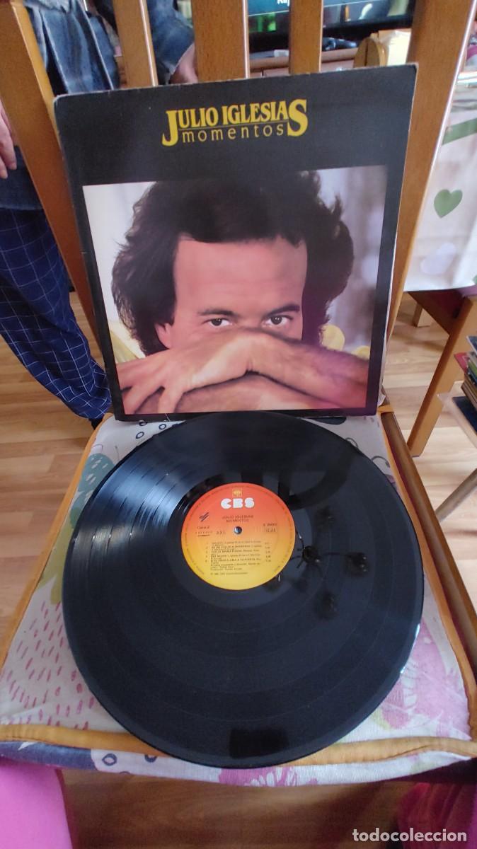 Discos de vinilo: JULIO IGLESIAS-LP MOMENTOS-GATEFOLD - Foto 1