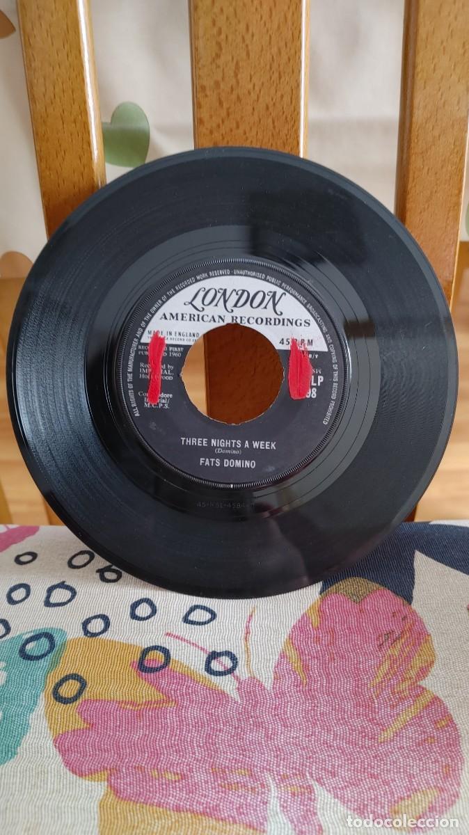 Discos de vinilo: FATS DOMINO-SINGLE THREE NIGHTS A WEEK - Foto 2
