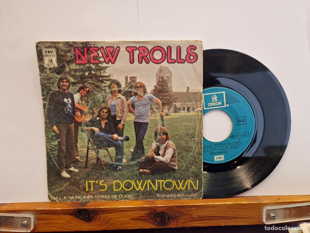 Discos de vinilo: SINGLE. NWEY TROLLS.ITS DAOWNTOWN. - Foto 1