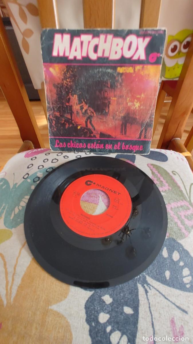 Discos de vinilo: MATCHBOX-SINGLE LAS CHICAS ESTAN EN EL BOSQUE - Foto 1