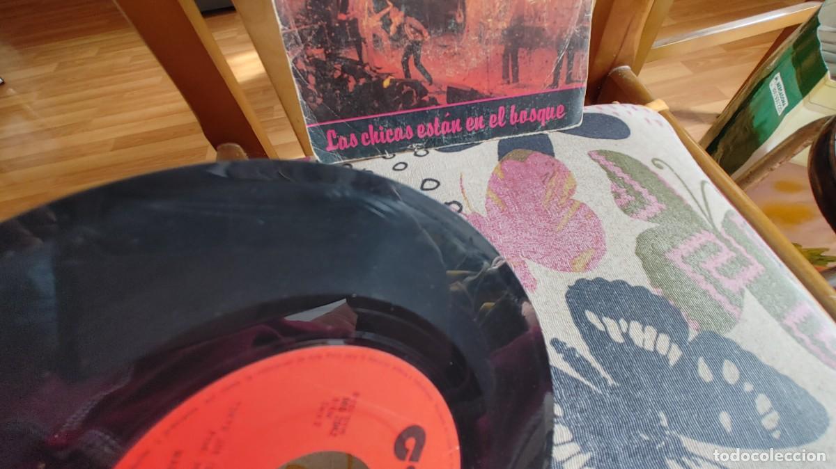 Discos de vinilo: MATCHBOX-SINGLE LAS CHICAS ESTAN EN EL BOSQUE - Foto 2