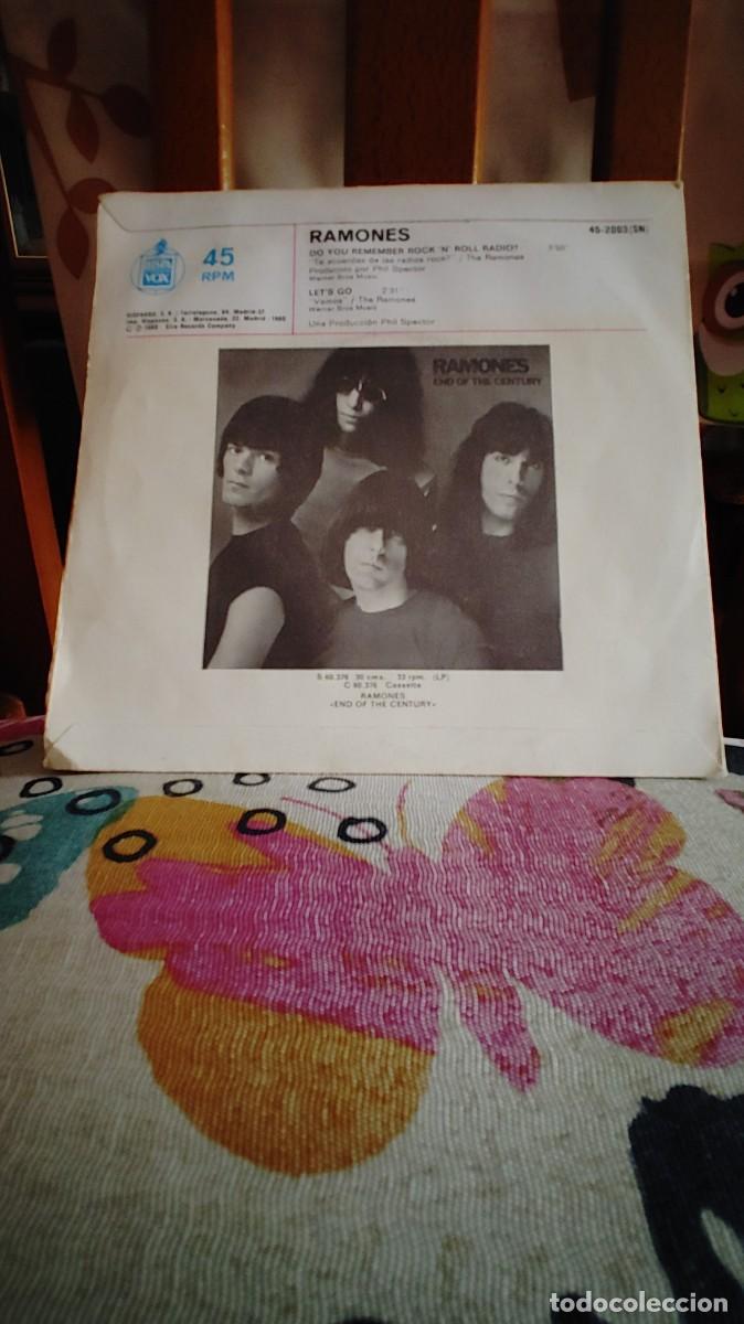 Discos de vinilo: RAMONES-SINGLE ROCK N ROLL RADIO - Foto 2