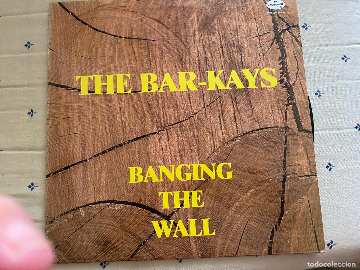 Discos de vinilo: LP THE BAR KAYS - BANGING THE WALL - Foto 1