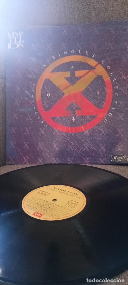 Discos de vinilo: Marillion A Singles Collection 1982-1992. (Spain 1992) - Foto 2