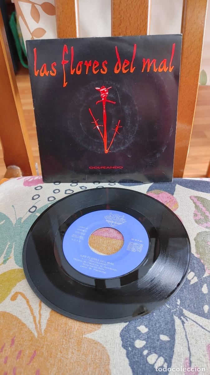 Discos de vinilo: LAS FLORES DEL MAL-SINGLE GOLPEANDO - Foto 1