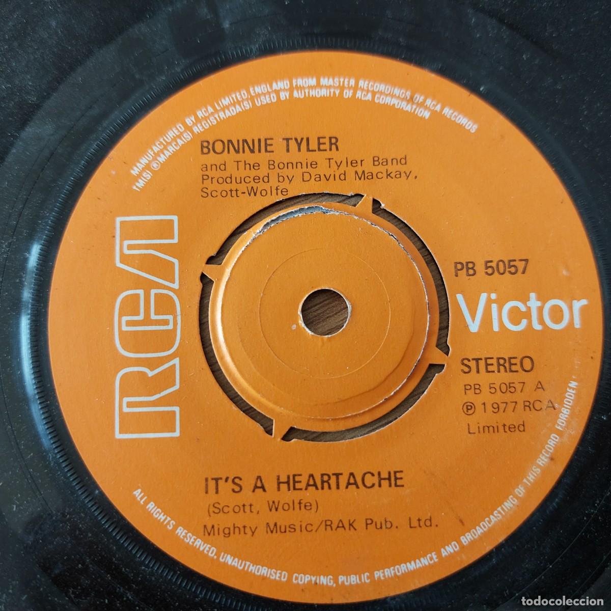 Discos de vinilo: Single - BONNIE TYLER - ITS A HEARTACHE - Foto 1