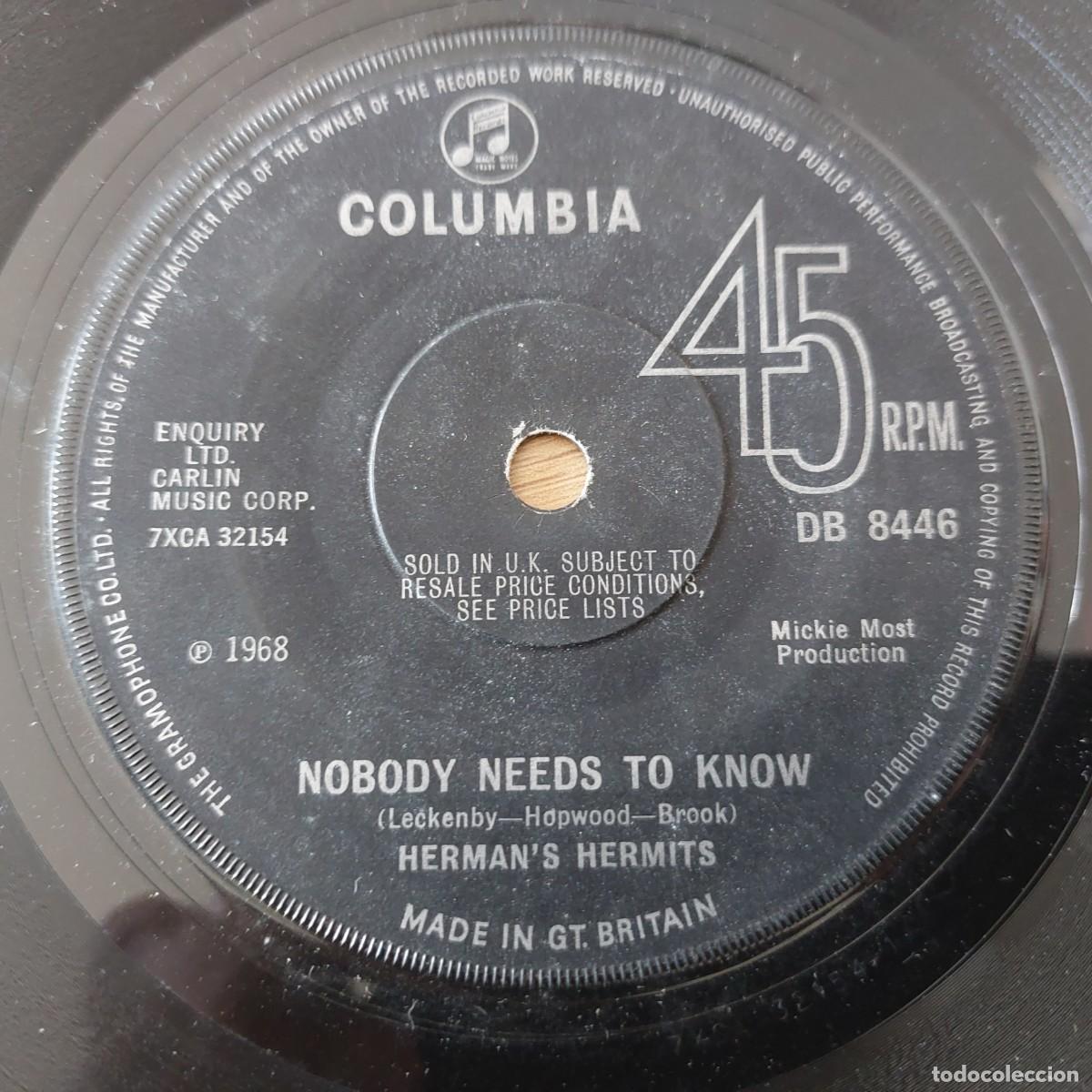 Discos de vinilo: Single - HERMANS HERMITS - NOBODY NEEDS TO KNOW - Foto 1