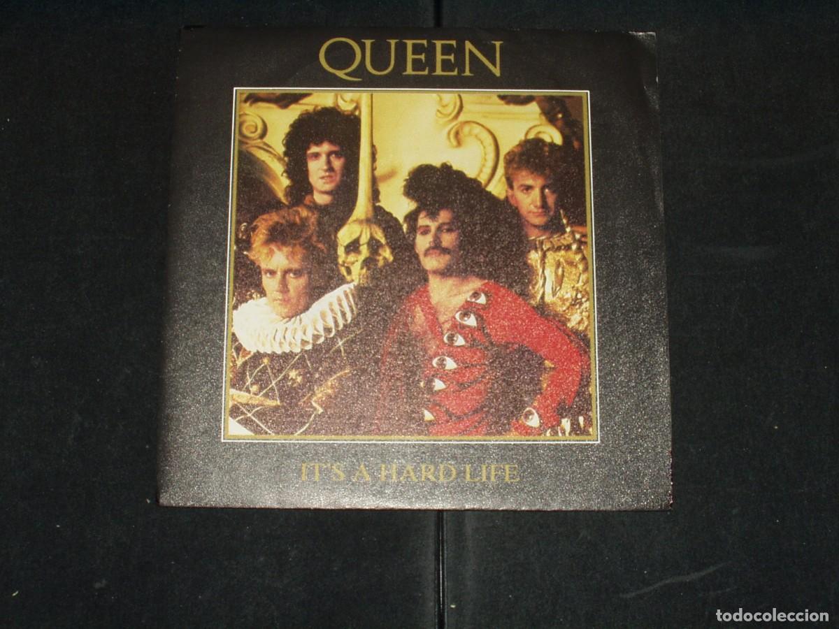 Discos de vinilo: QUEEN SINGLE ITS A HARD LIFE PROMO - Foto 1