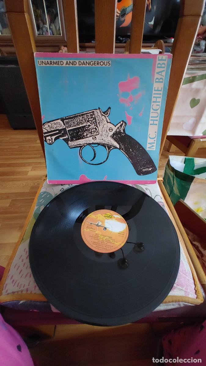 Discos de vinilo: M.C. HUGHIE BABE-MAXI UNARMED AND DANGEROUS - Foto 1