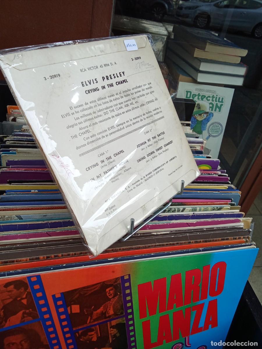 Discos de vinilo: Elvis Presley. Crying in the chapel - Foto 2