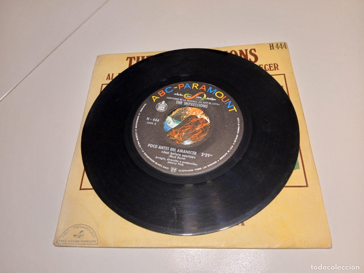 Discos de vinilo: The Impressions -Al este de Java / Poco antes del amanecer- (1969) single - Foto 3