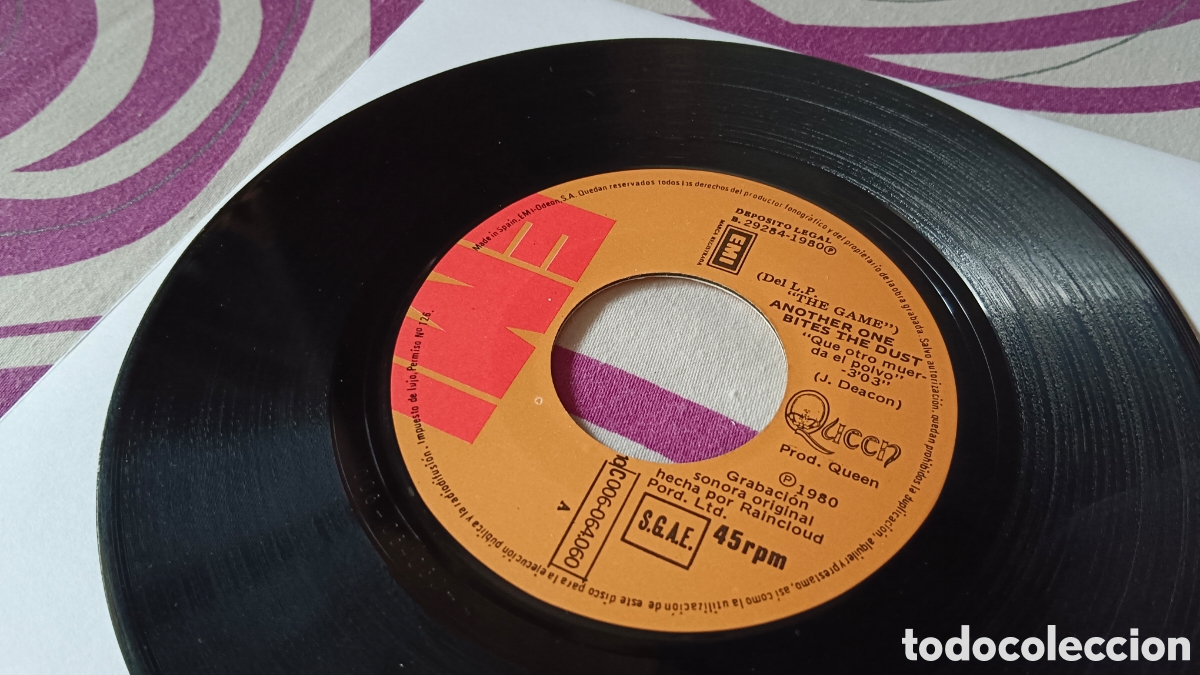 Discos de vinilo: Queen &ndash; Another One Bites The Dust 7&rdquo; - Foto 3