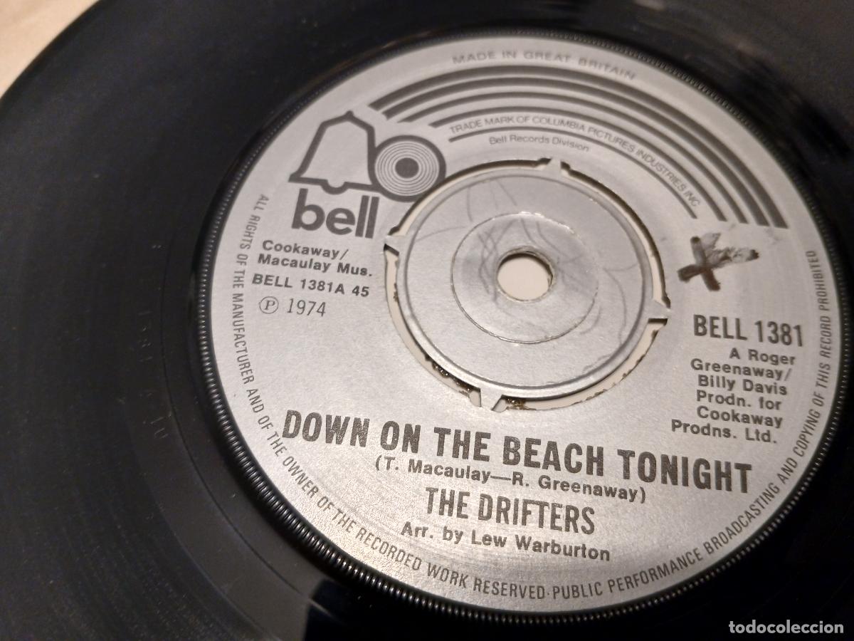 Discos de vinilo: The Drifters &ndash; Down On The Beach Tonight- (1974) single - Foto 2