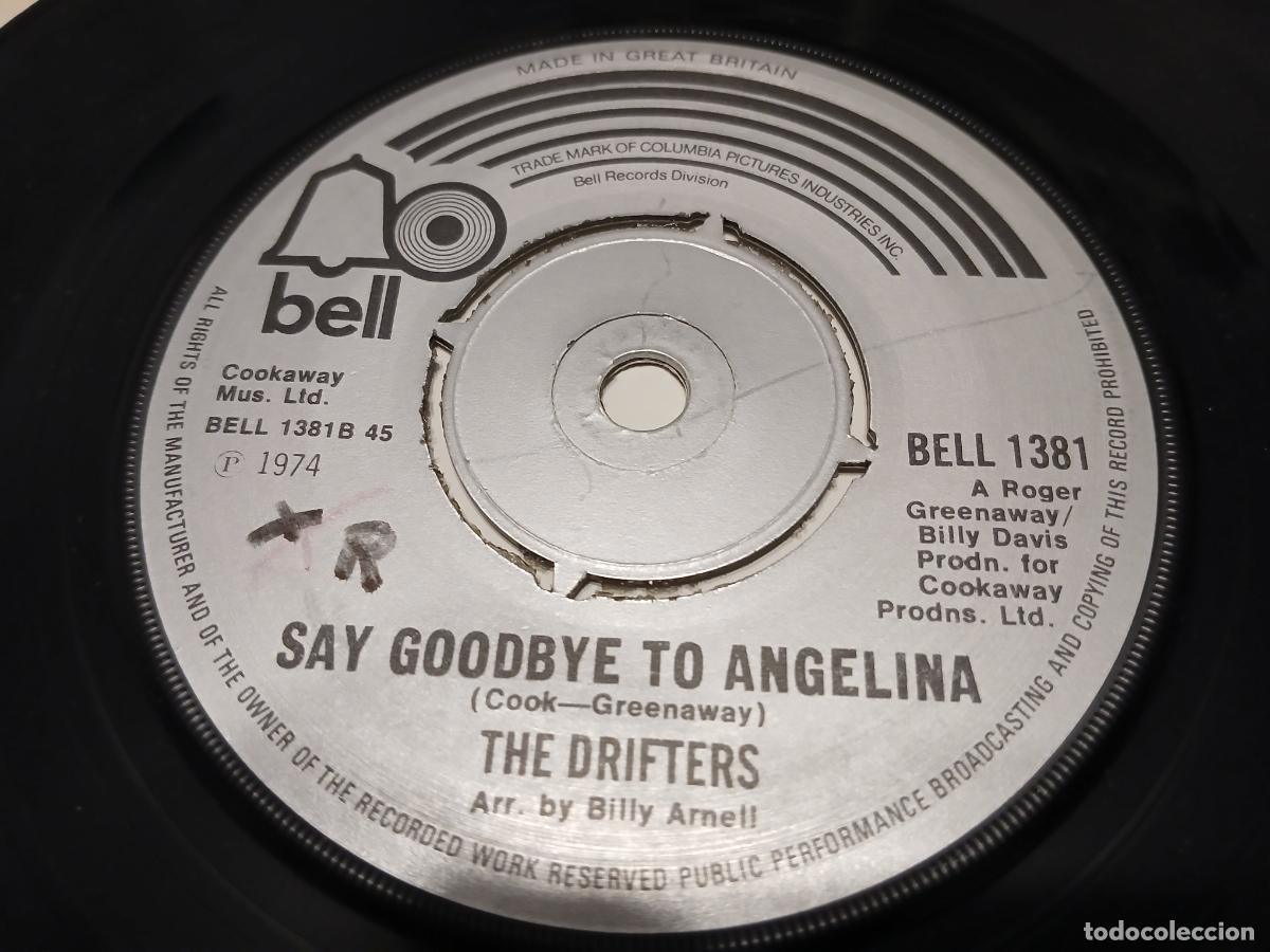 Discos de vinilo: The Drifters &ndash; Down On The Beach Tonight- (1974) single - Foto 3