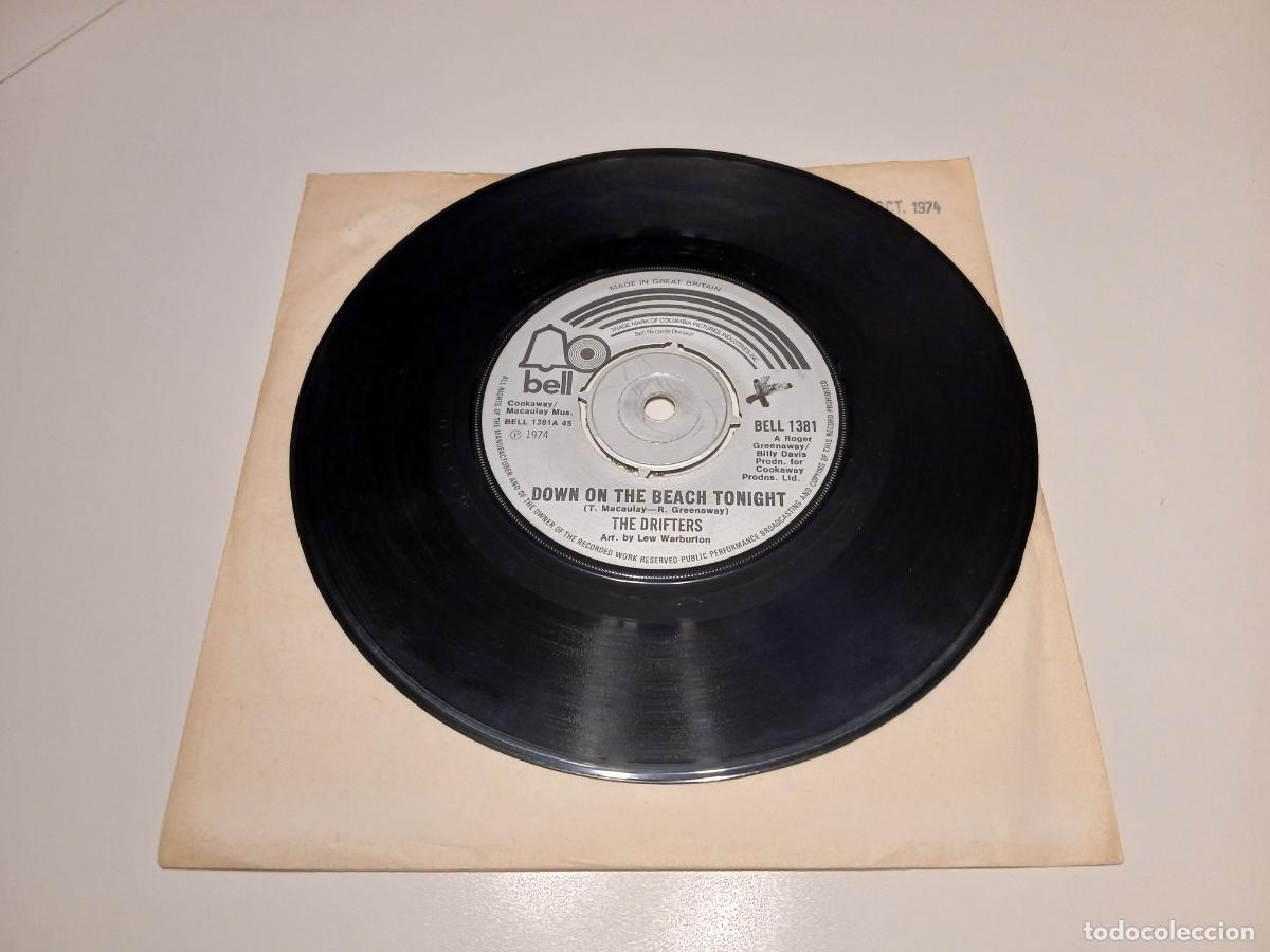 Discos de vinilo: The Drifters &ndash; Down On The Beach Tonight- (1974) single - Foto 1