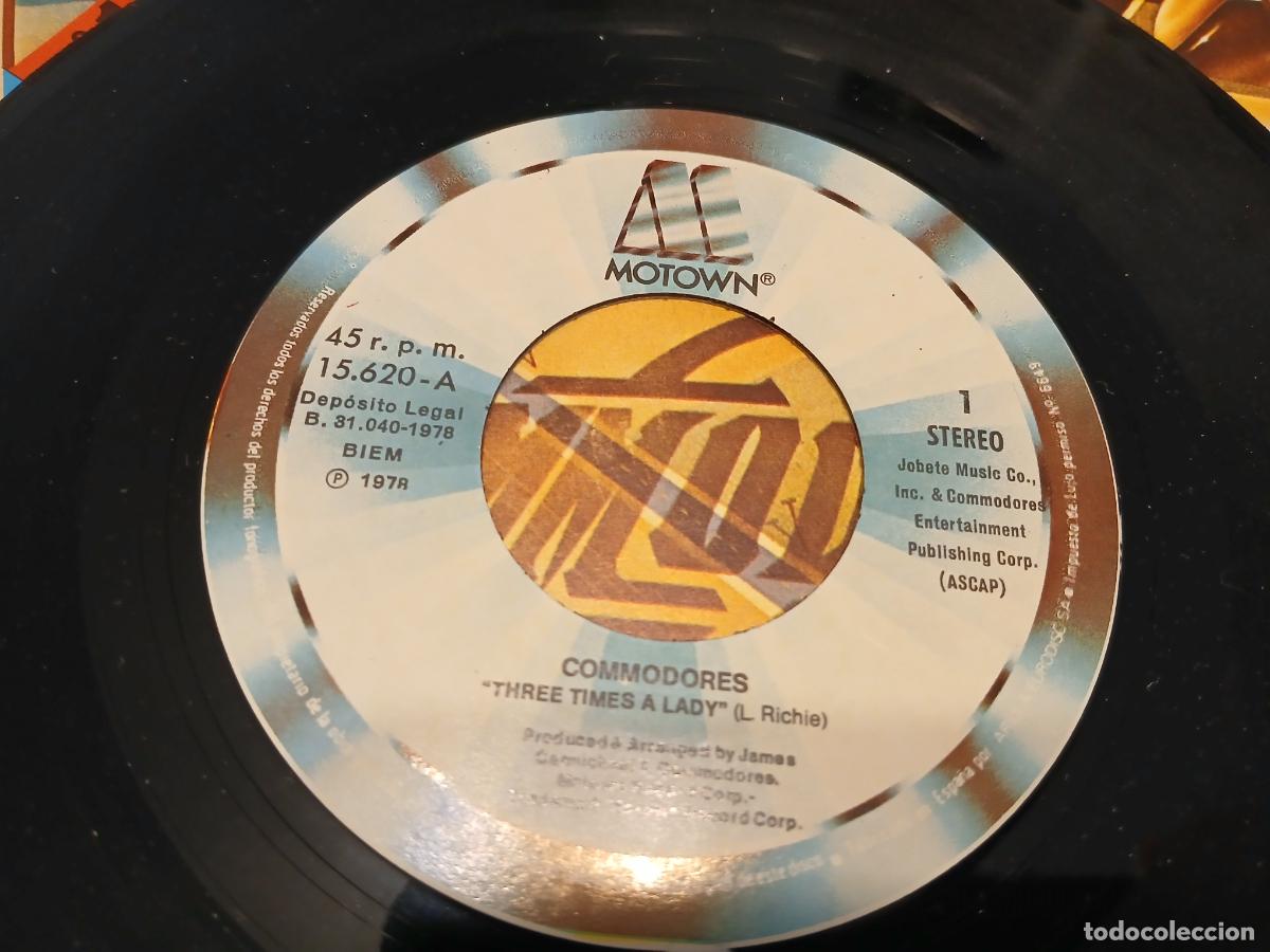 Discos de vinilo: Commodores -Three times a lady / Fire girl- (1978) single - Foto 2