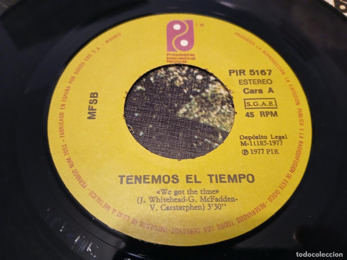 Discos de vinilo: MFSB -We got the time- (1976) single - Foto 2