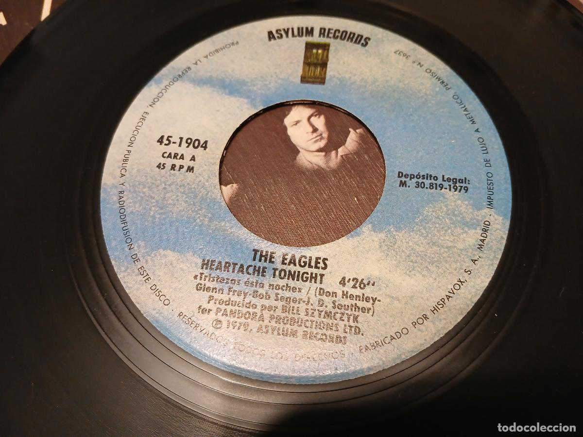 Discos de vinilo: Eagles -Heartache tonight- (1979) single - Foto 2
