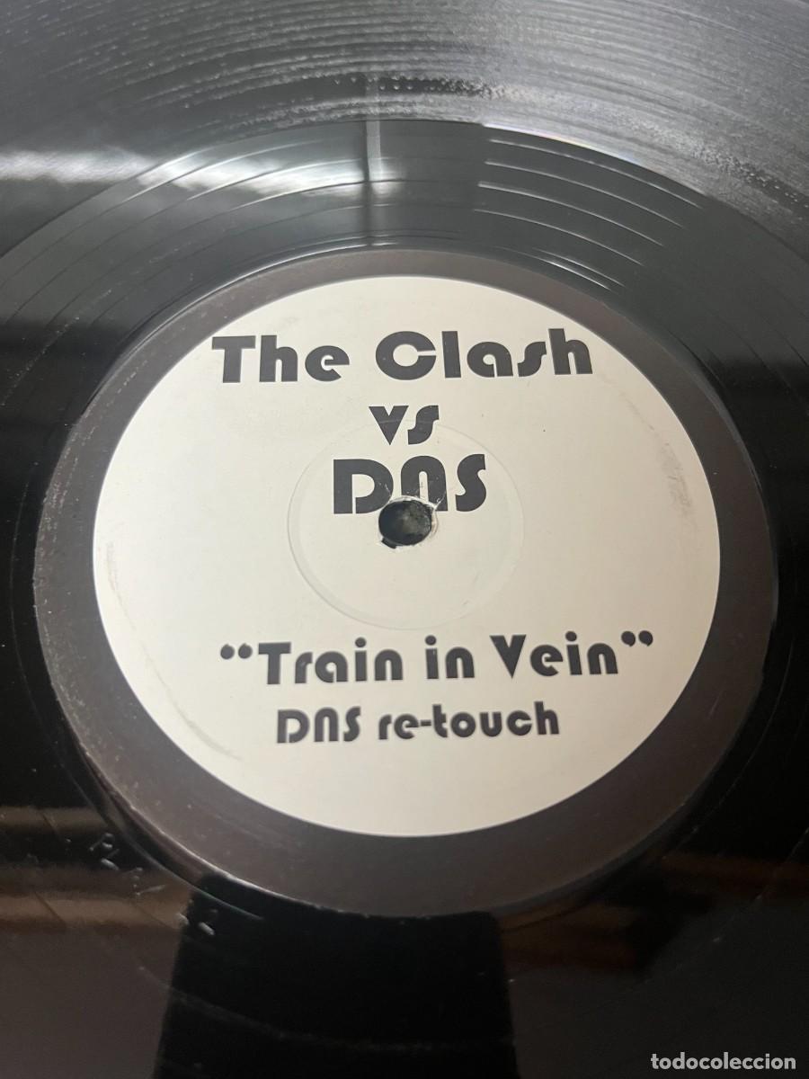 Discos de vinilo: The Clash Vs. Dns Train In Vein - Foto 3