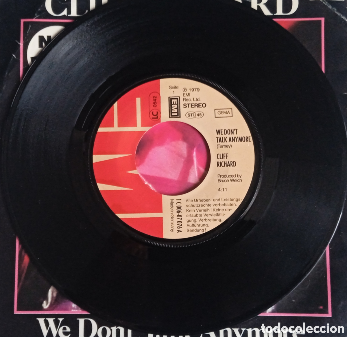 Discos de vinilo: CLIFF RICHARD - We dont talk anymore (1979) disco de vinilo single - Foto 5
