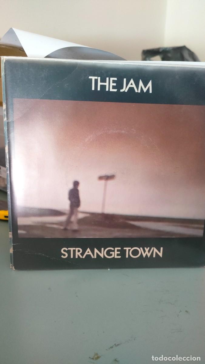 Discos de vinilo: THE JAM. STRANGE TOWN - Foto 1