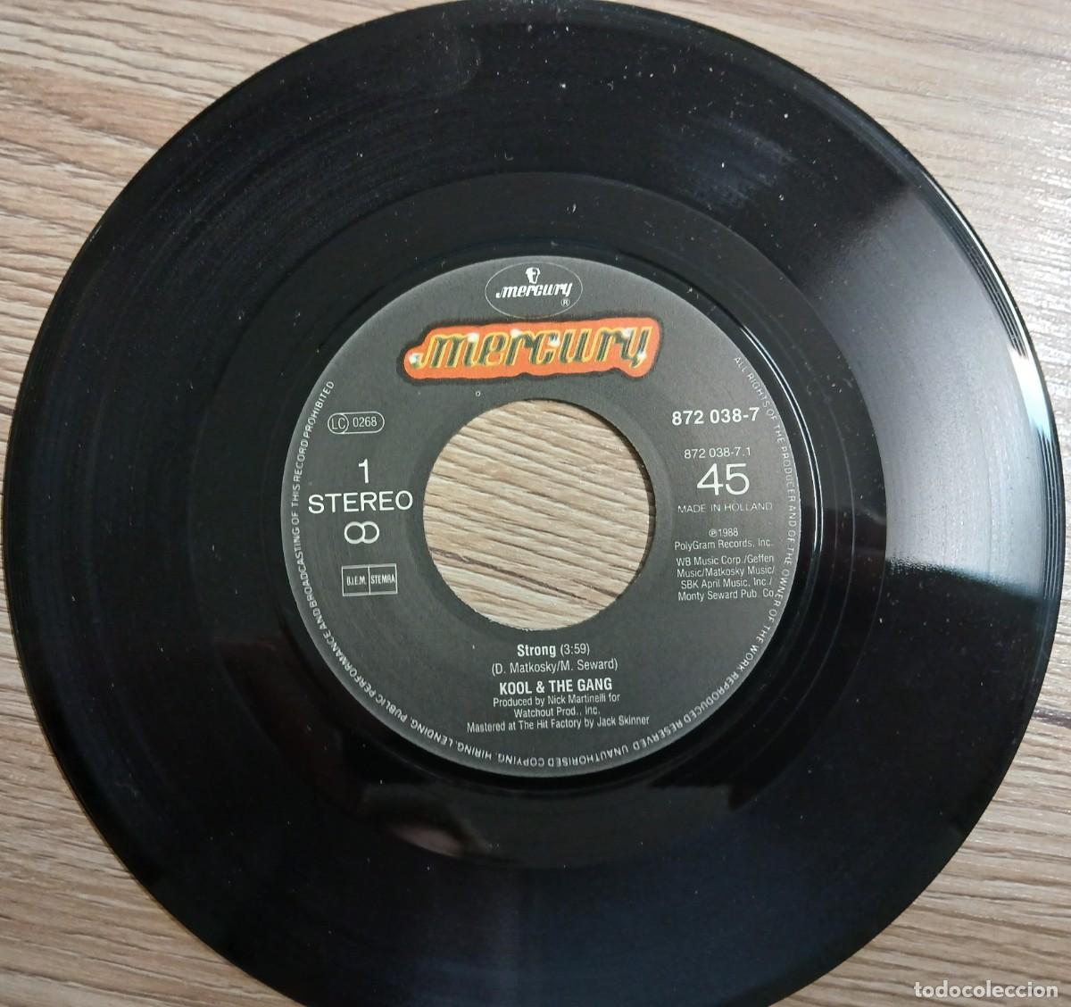 Discos de vinilo: DISCO VINILO SINGLE KOOL & THE GANG (STRONG) - Foto 3