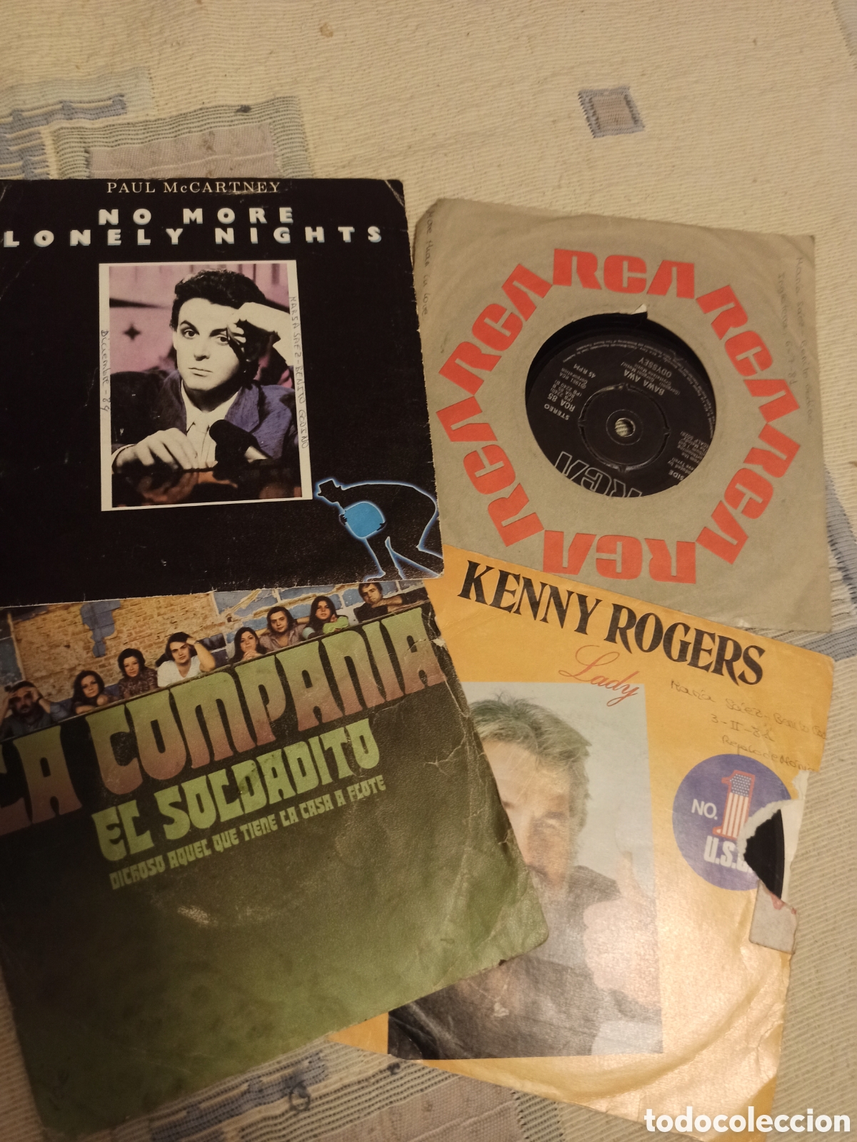 Discos de vinilo: Cuatro singles en vinilo variados