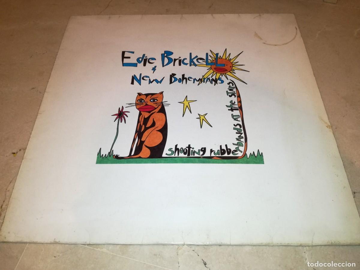 Discos de vinilo: EDIE BRICKELL & NEW BOHEMIANS-SHOOTING RUBBERBANDS AT THE STARS-CONTIENE ENCARTE-ORIGINAL 1988