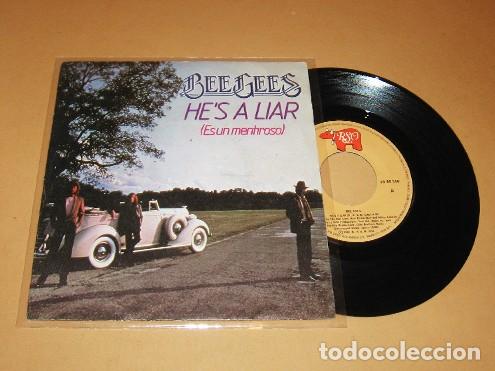 Discos de vinilo: BEE GEES - HE'S A LIAR - SINGLE - 1981 - SPAIN