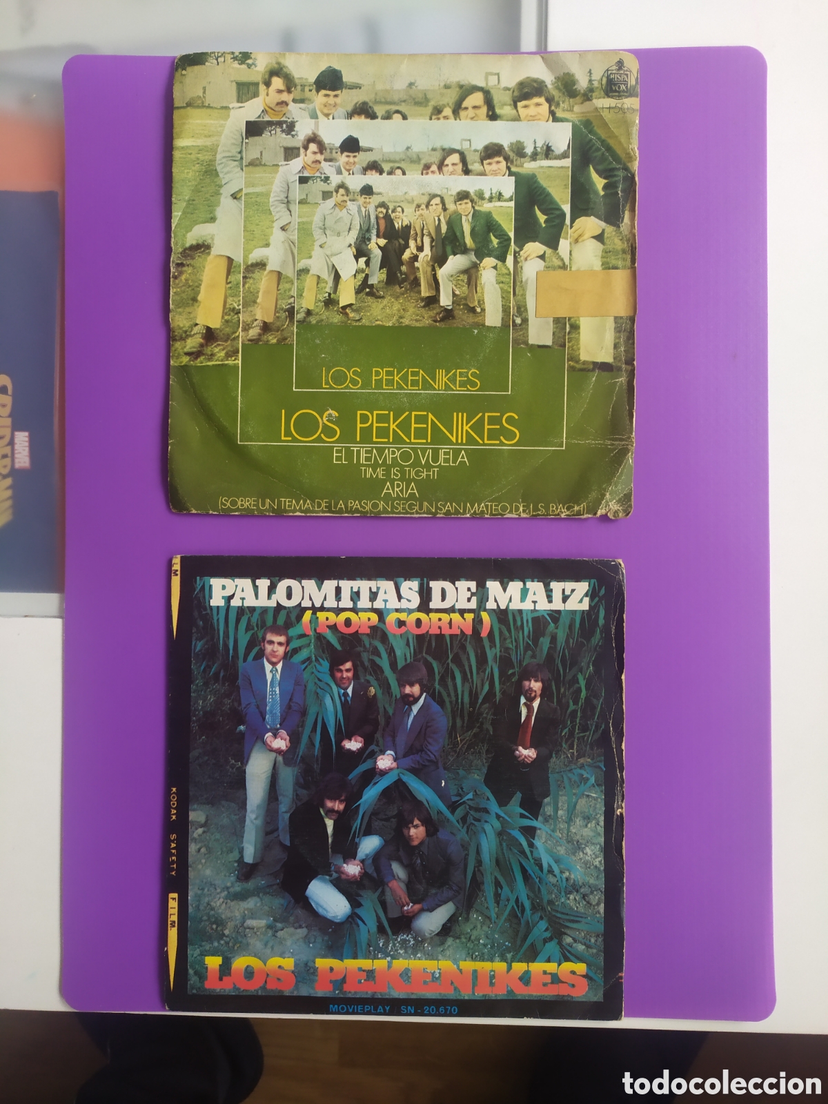 Discos de vinilo: Lote 2 singles Los Pekenikes. Tiempo vuela / Aria y Palomitas de ma&iacute;z / Poluci&oacute;n