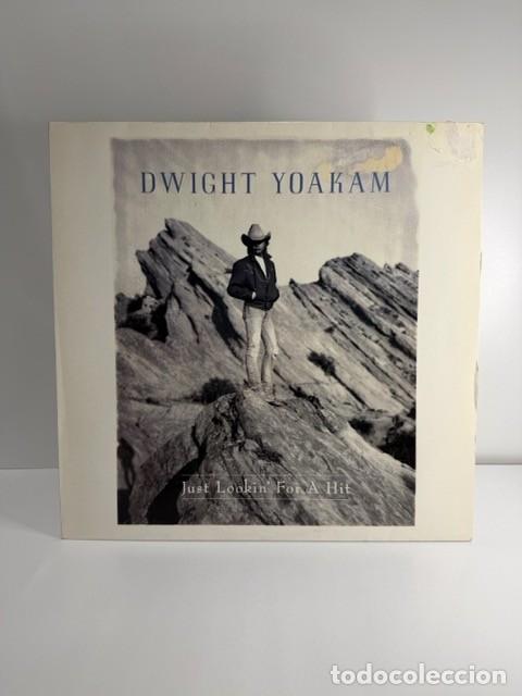 Discos de vinilo: DWIGHT YOAKAM (LP) JUST LOOKIN' FOR A HIT - A&Ntilde;O 1989 - ENCARTE CON LETRAS