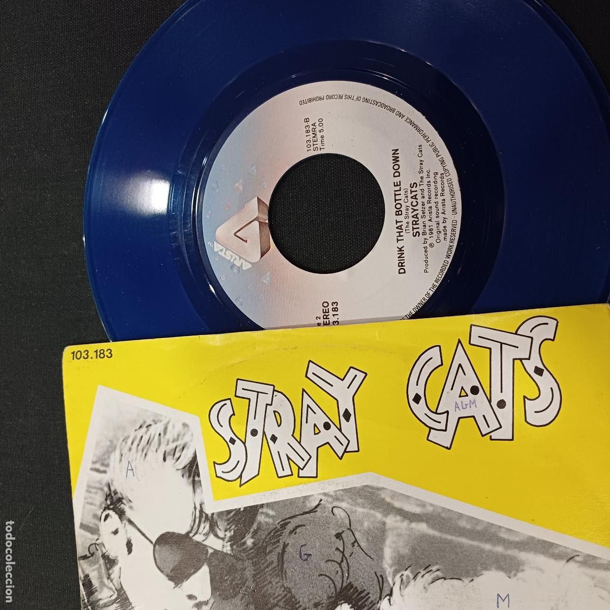 Discos de vinilo: STRAY CATS/STRAY CAT STRUT/SINGLE COLOR AZUL.