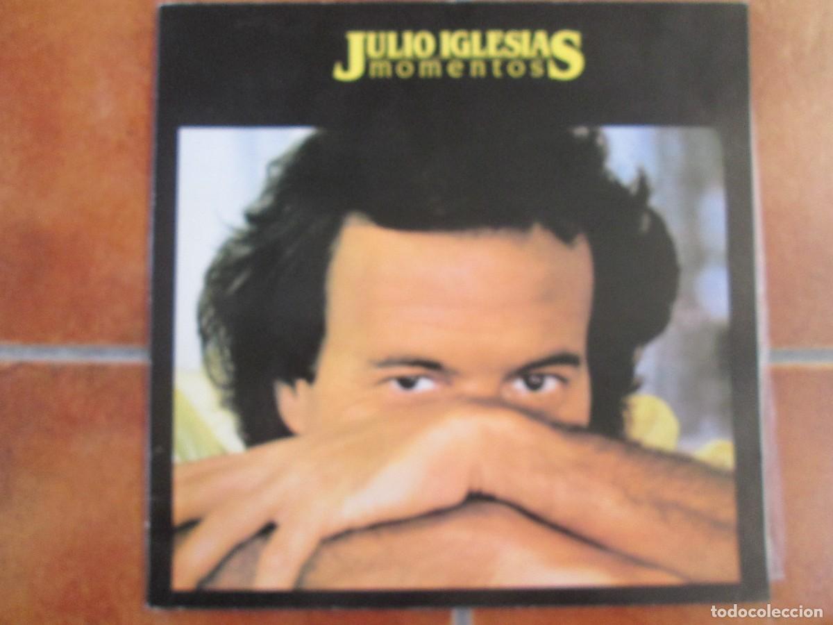 Discos de vinilo: JULIO IGLESIAS - Momentos. LP, ed espa&ntilde;ola 12&rdquo; 1982. Carpeta abierta. Magn&iacute;fico estado (VG+/NM)