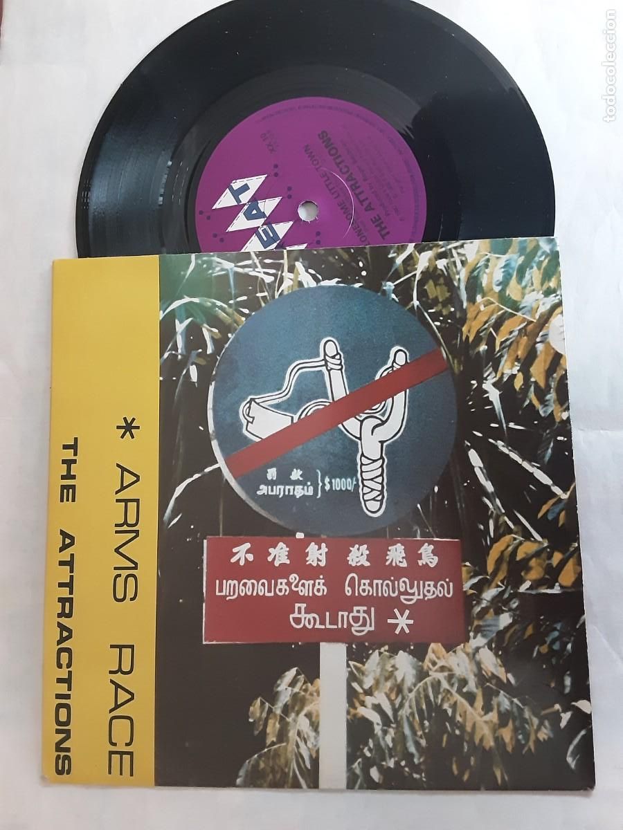 Discos de vinilo: 7&rdquo; THE ATTRACTIONS (sin Elvis Costello) Arms race +Lonesome little town