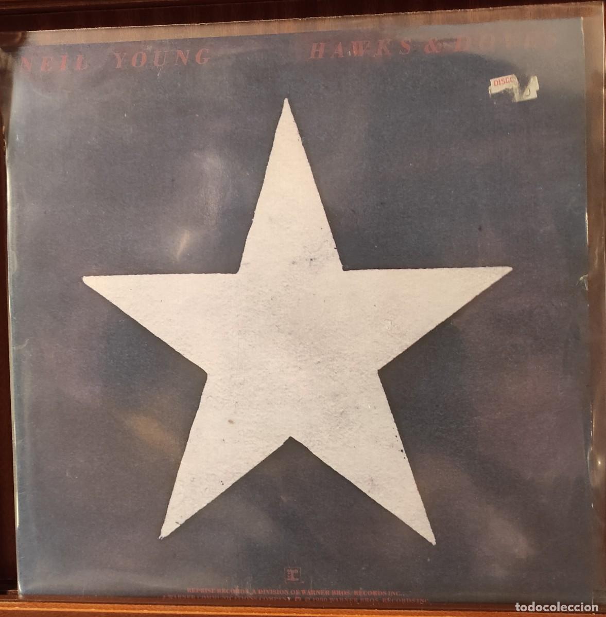 Discos de vinilo: Neil Young &lrm;&ndash; Hawks & Doves VINILO EDICION ESPA&Ntilde;OLA SELLO WARNER BROSS 1980