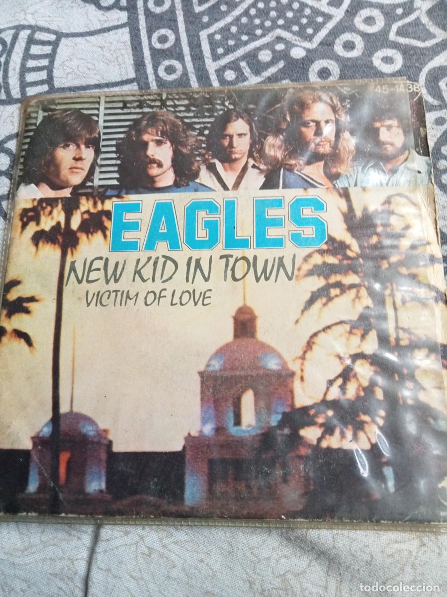 Discos de vinilo: EAGLES - NEW KID IN TOWN / VICTIM OF LOVE - SINGLE - 1977 - SPAIN