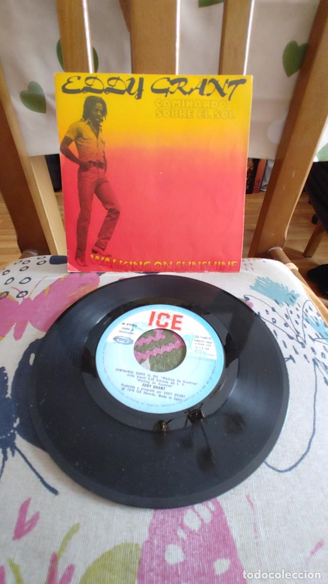 Discos de vinilo: EDDY GRANT-SINGLE CAMINANDO SOBRE EL SOL