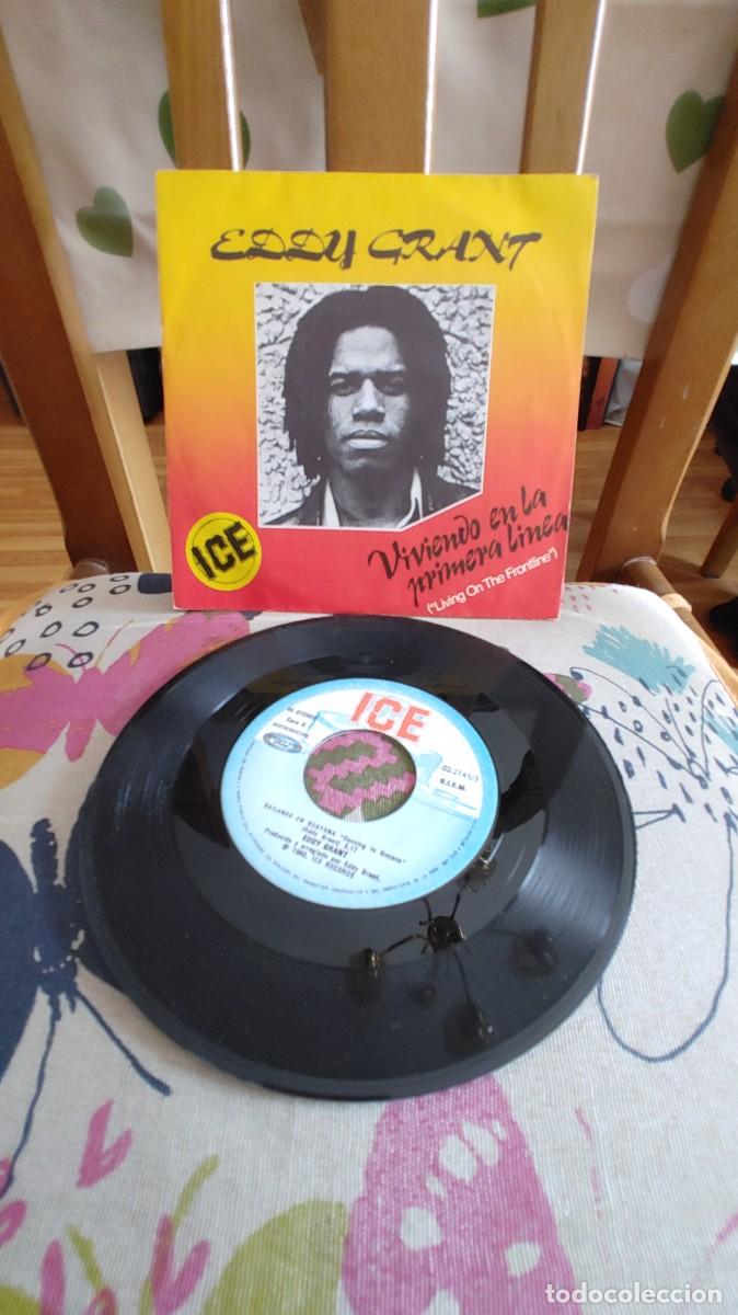 Discos de vinilo: EDDY GRANT-SINGLE VIVIENDO EN LA PRIMERA LINEA - Foto 1