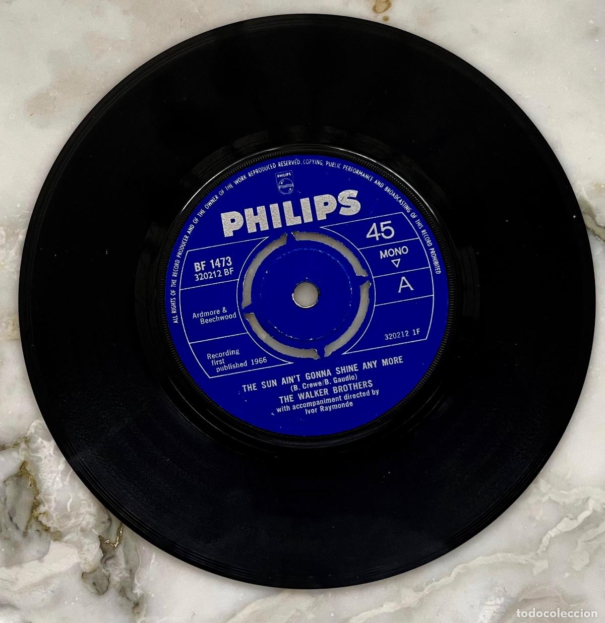 Discos de vinilo: THE WALKER BROTHERS. THE SUN AIN&acute;T GONNA SHINE ANY MORE /AFTER THE LIGHTS GO OUT. SINGLE UK 1966