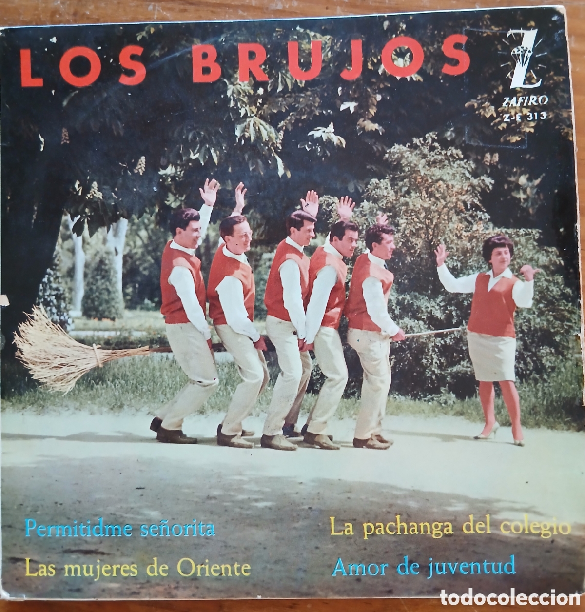 Discos de vinilo: Los brujos. Permitidme se&ntilde;orita/ la pachanga del Colegio. Zafiro 1962