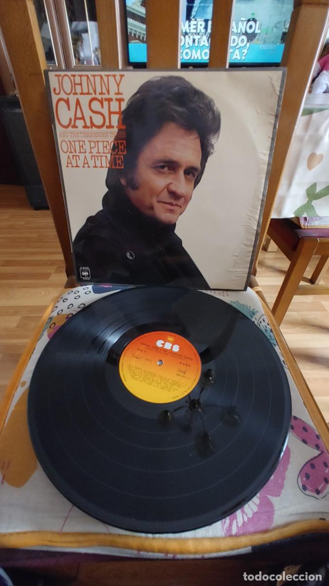 Discos de vinilo: JOHNNY CASH-LP ONE PIECE AT A TIME-PORT. HUMEDECIDA