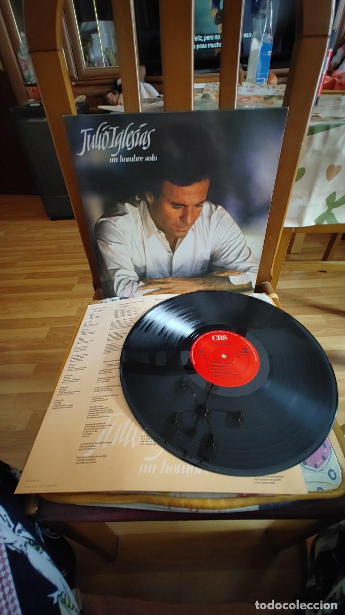 Discos de vinilo: JULIO IGLESIAS-LP UN HOMBRE SOLO-ENCARTE LETRAS-NUEVO