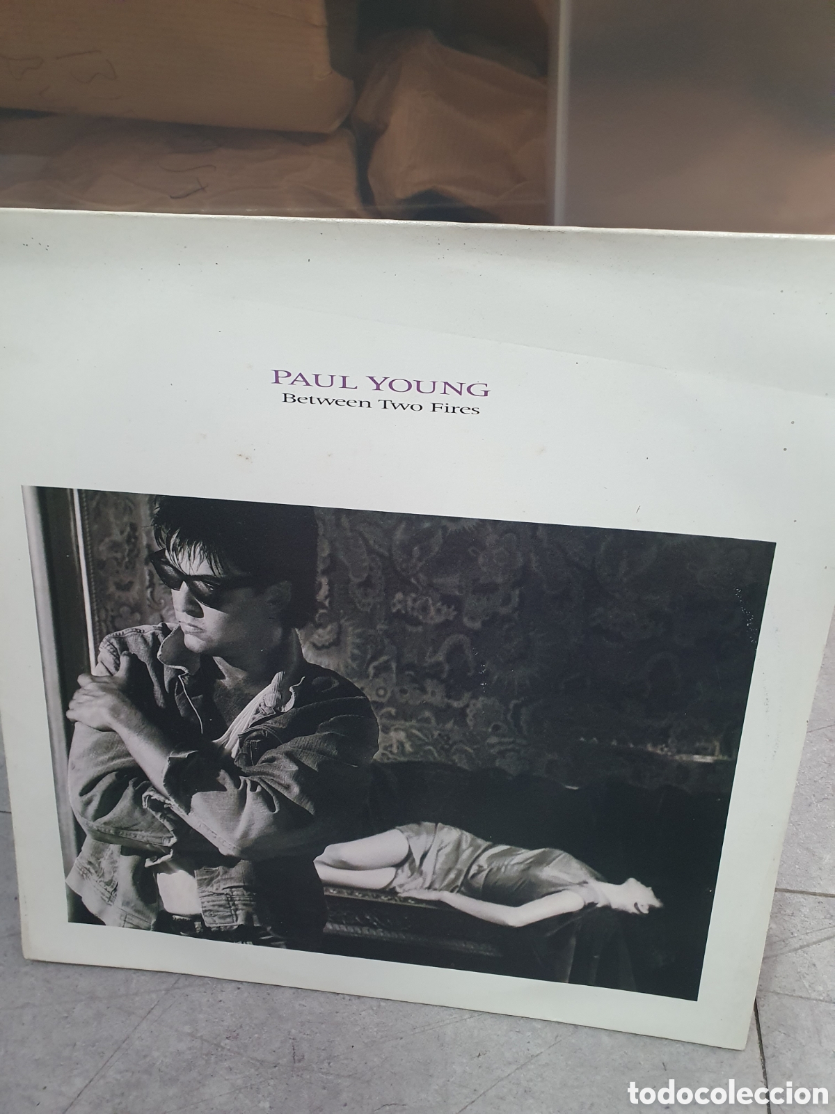 Discos de vinilo: LP. Paul Young. Between two fires. - Foto 1